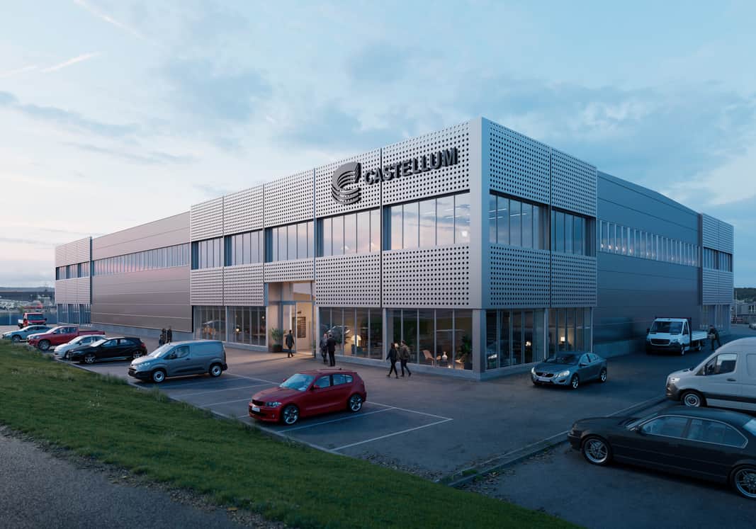 En byggnad med bilar parkerade framför.