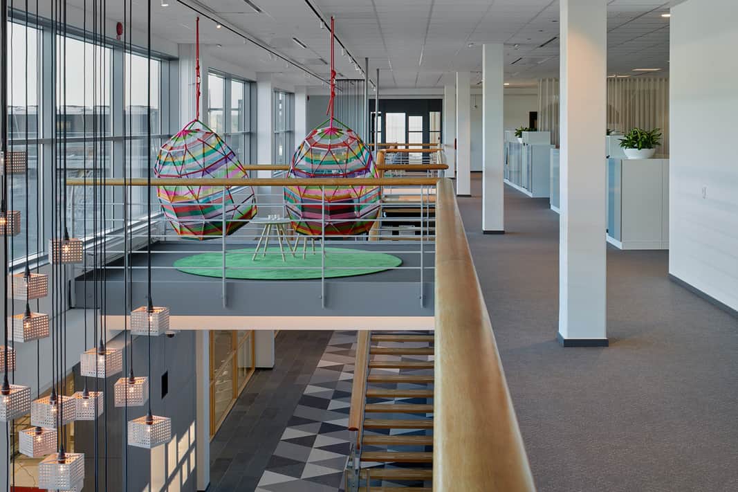 Öppen yta med hängande korgstolar.