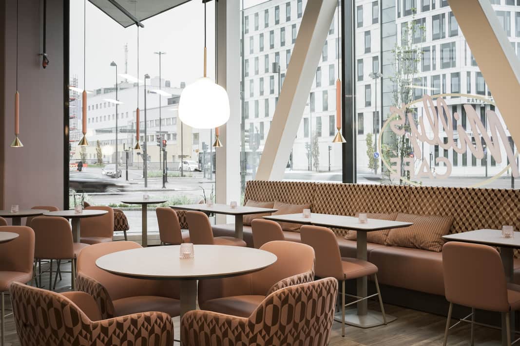 Cafélokal med sittmöbler.