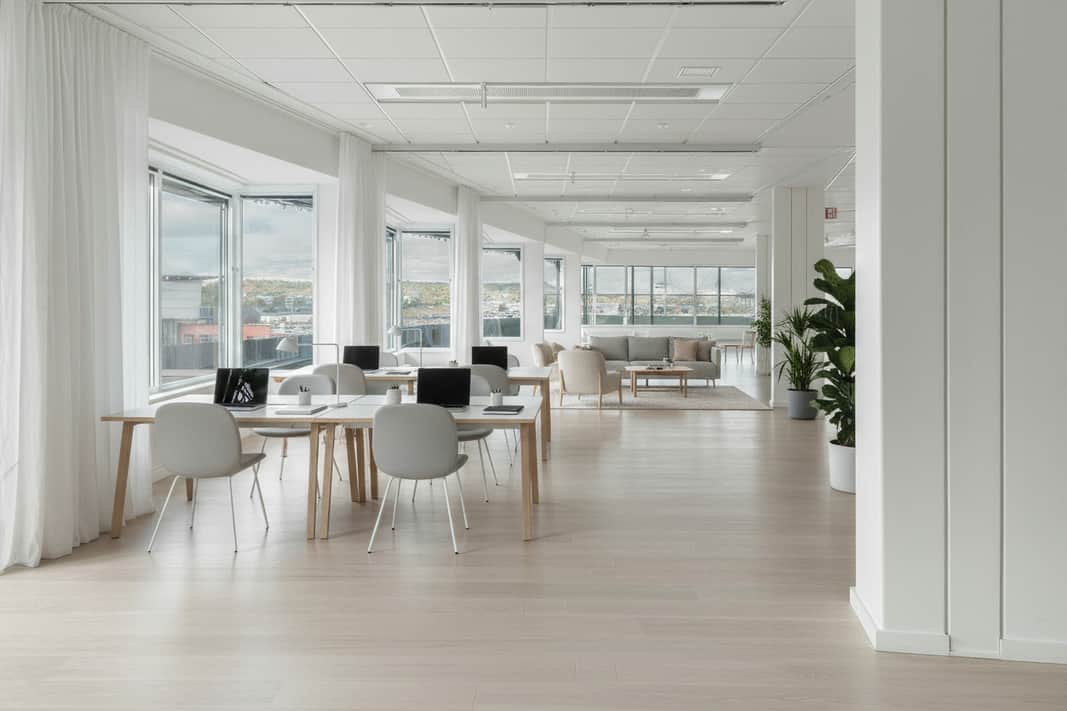 Ett rum med många bord och stolar.