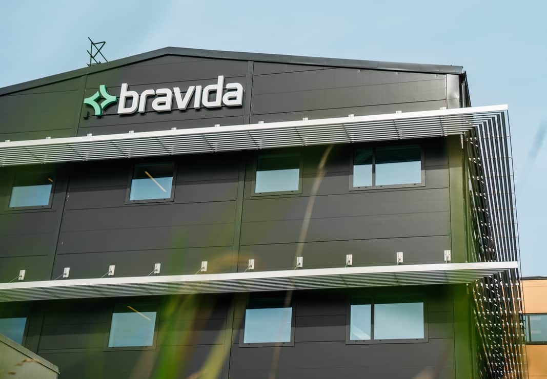 Fasaden med Bravida skylten på gaveln av huset