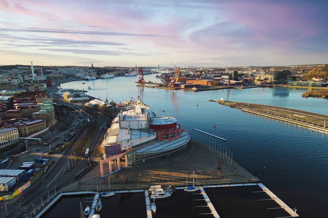 Noon | Kontor med egen park på taket och spårvagn och pendeltåg intill ...