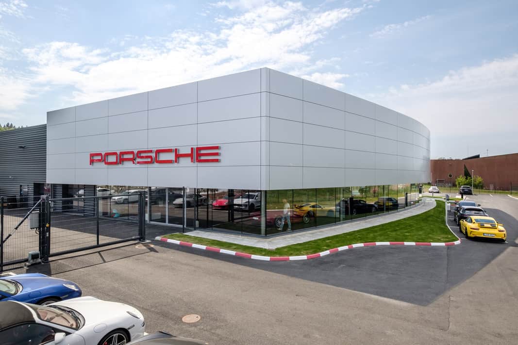 Fastigheten med bilar utanför.