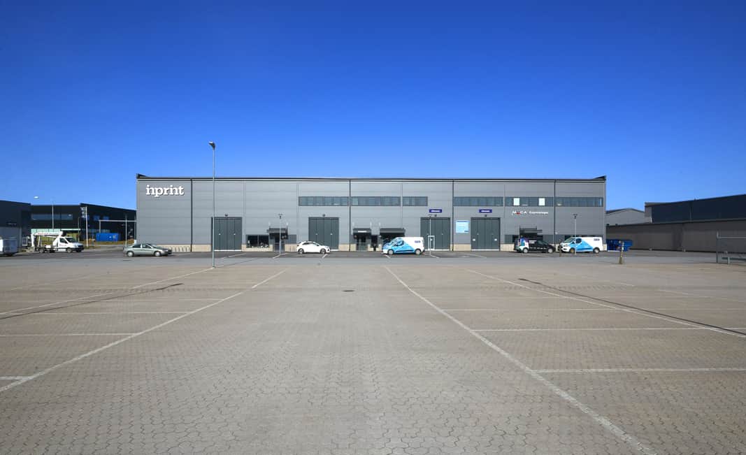 visionsbild logistiklokal med lastbil