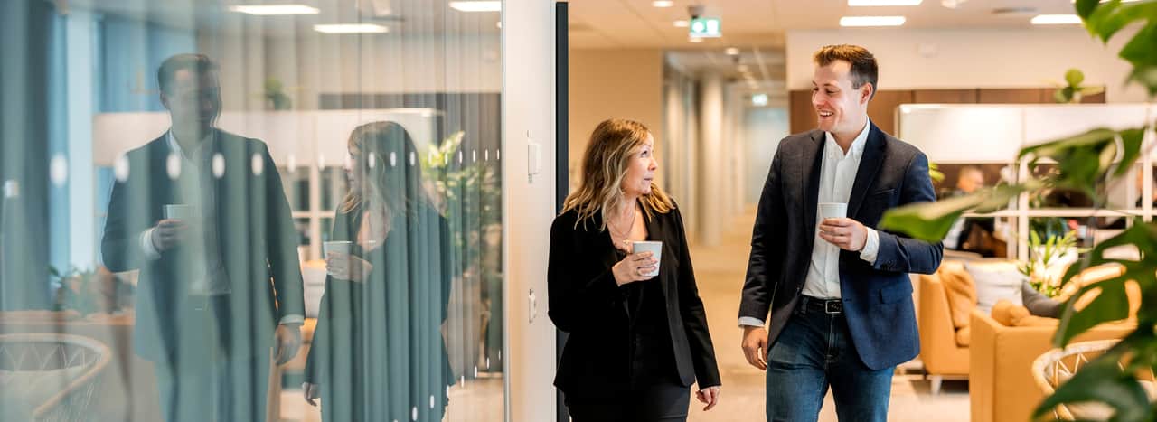 Video med människor i ett kontor.