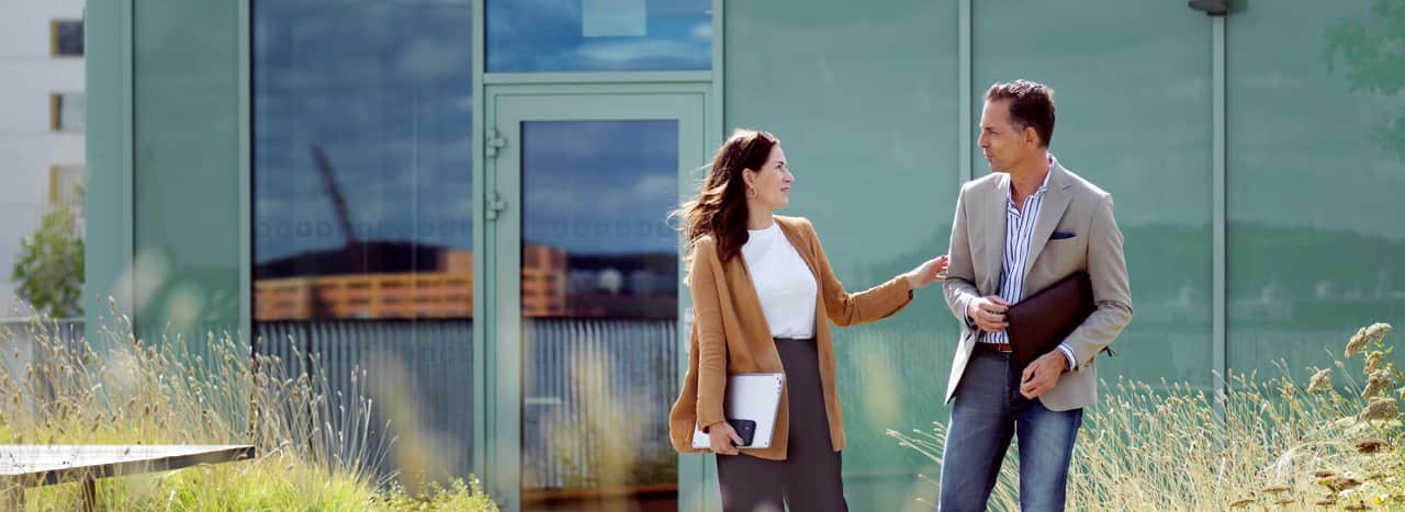 Videoklipp med två personer som går i ett kök.