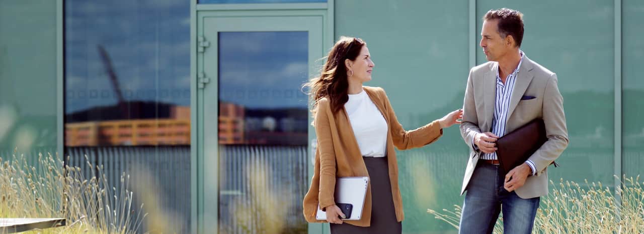 Människor i en matsal.