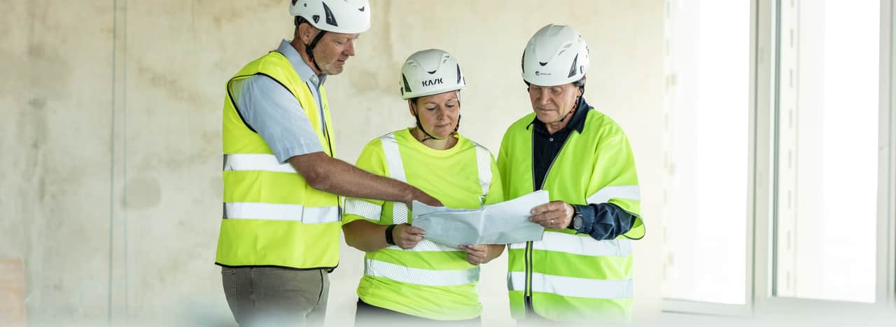 Människor som samtalar i en soffgrupp.