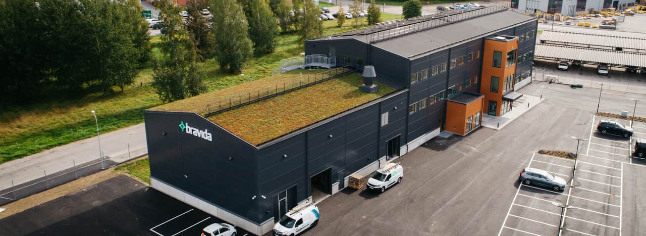 Fastigheten håller på att byggas så det är stängsel runt byggnaden