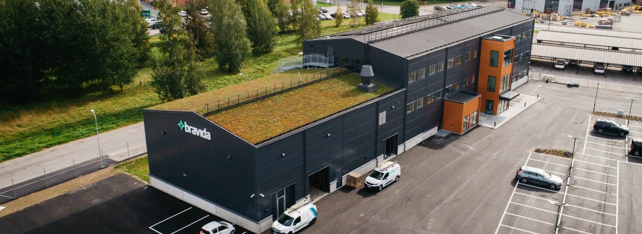 Fastigheten håller på att byggas så det är stängsel runt byggnaden