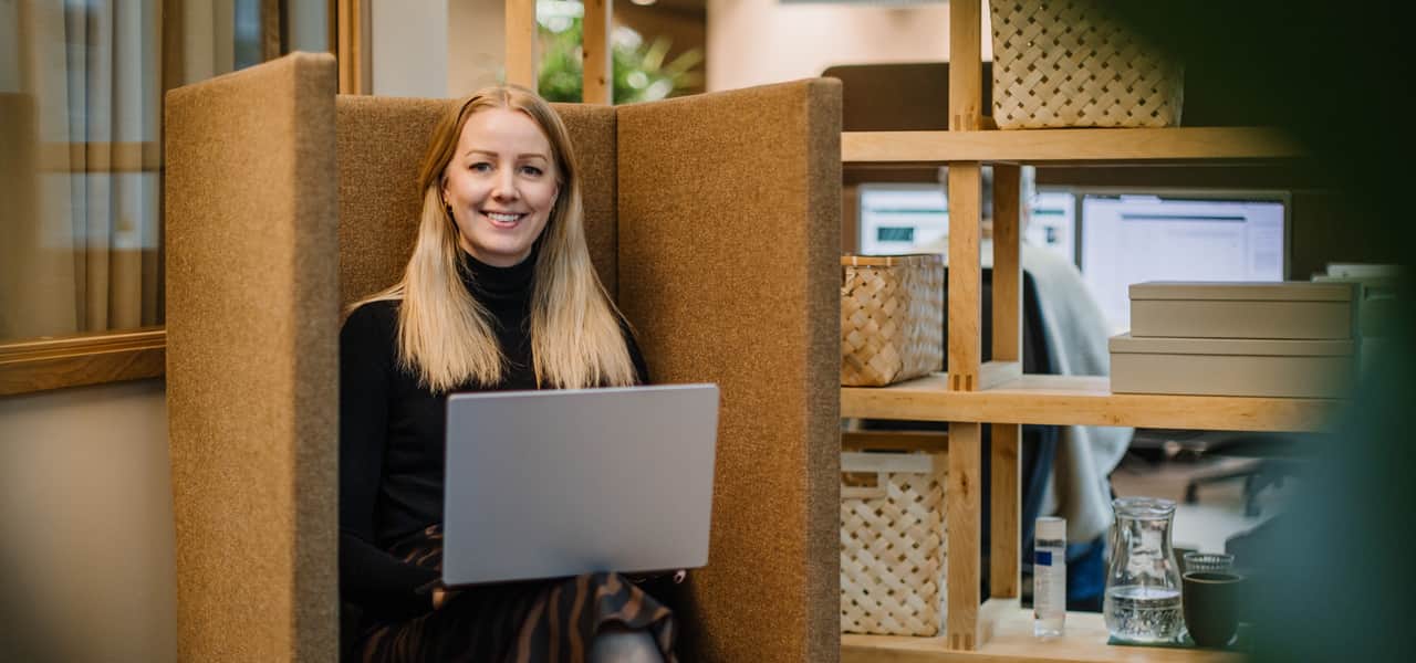 Person sitter avskiljt i en ljudabsorberande fåtölj