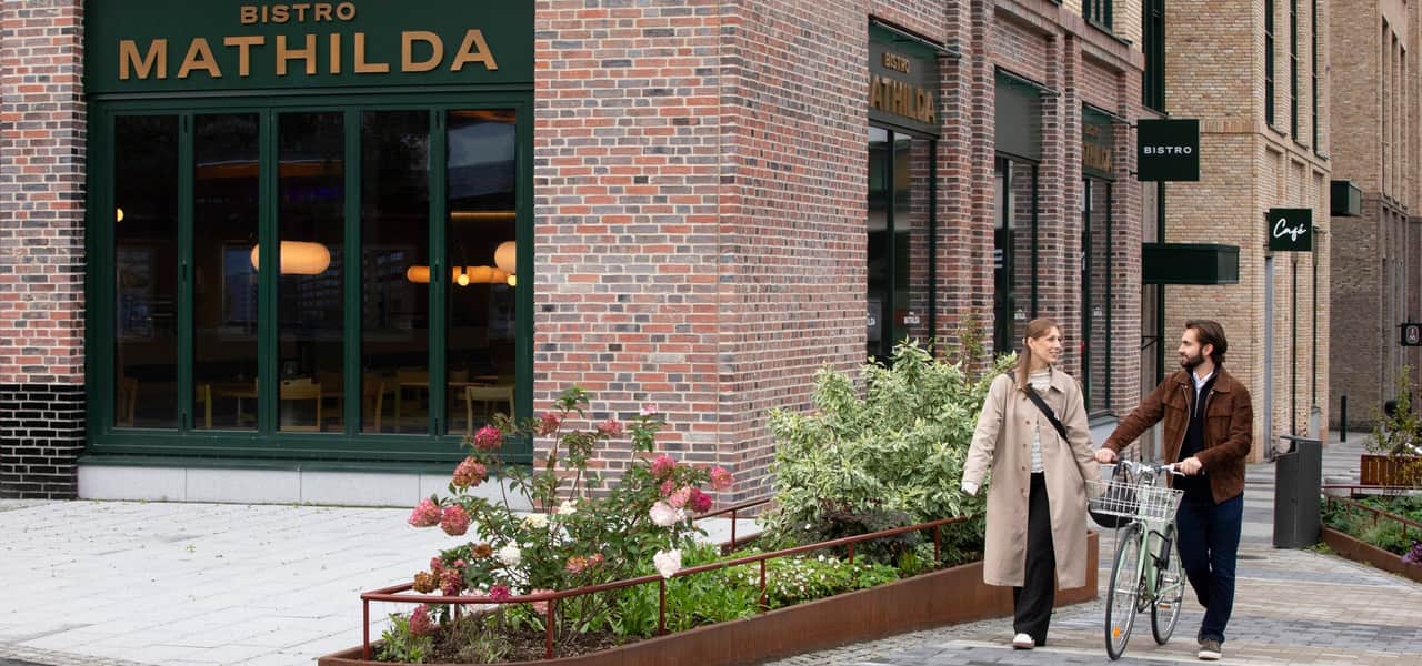 Två personer med cykel