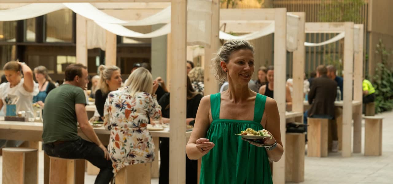 Fasadbild på tegelhuset med fokus på en takskylt där det står Werket