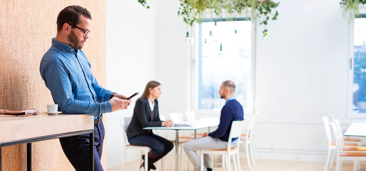 Soffgrupp, bord och skärm på väggen.