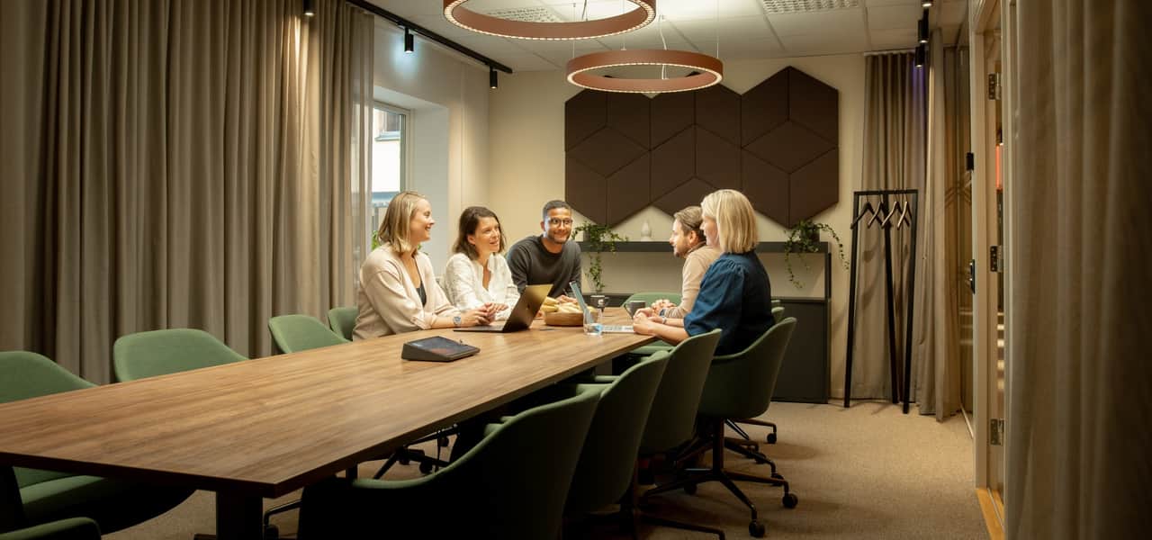 Flera personer sitter i ett konferensrum