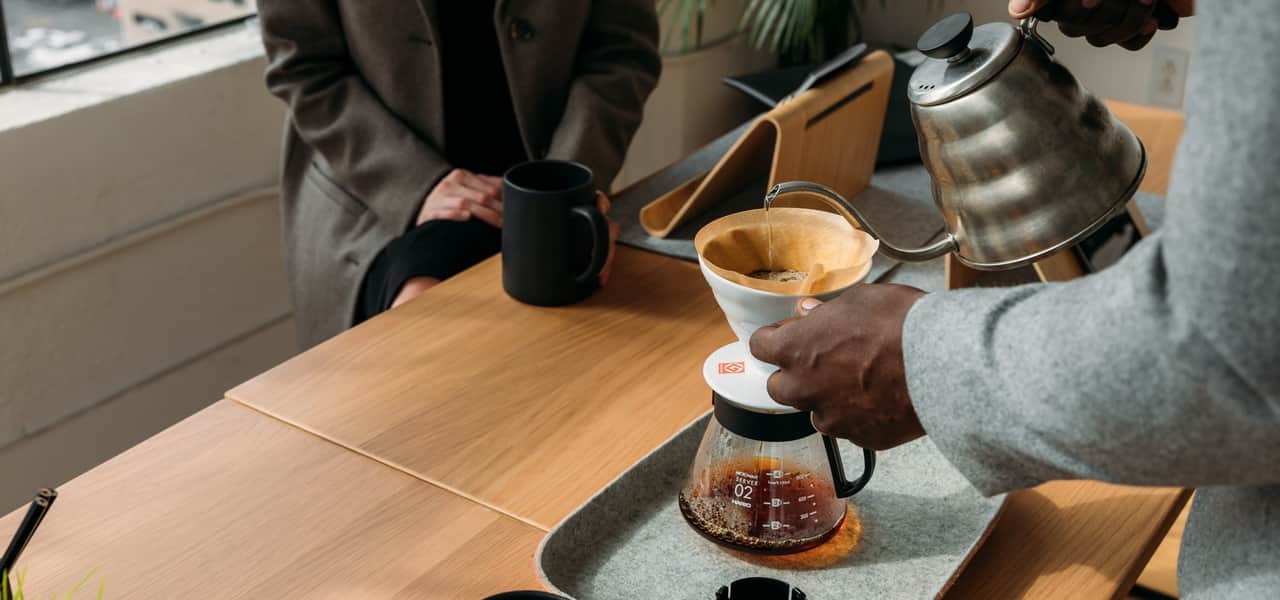 Person som kokar kaffe