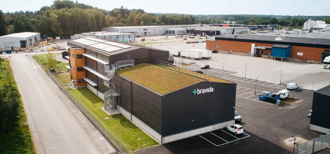 Drönarbild som visar fastigheten uppifrån med fokus på sedumtak och solpaneler