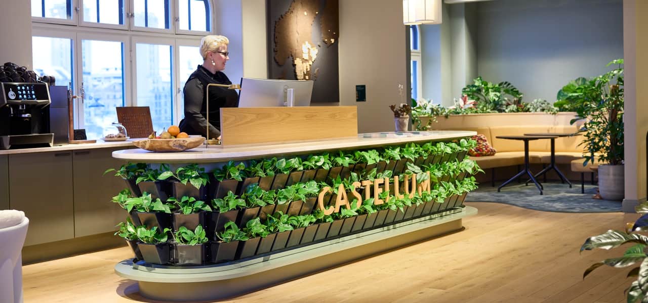 Två personer kastar dart.