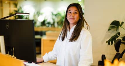 Människor i soffor samtalar.