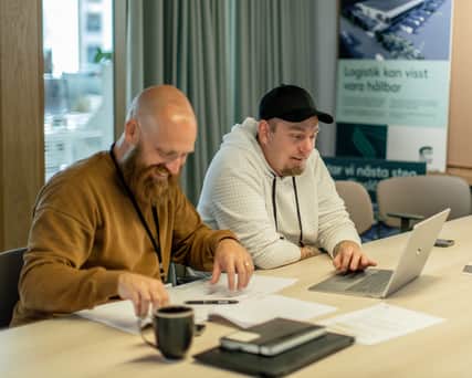 Människor runt ett konferensbord