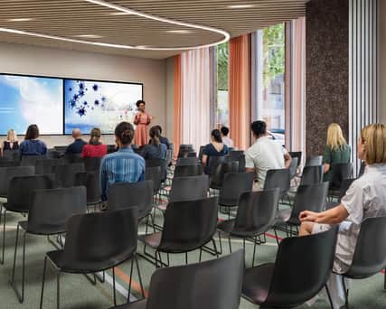 Person som gör iordning ett konferensbord.