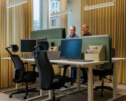 Två personer vid ett ståbord