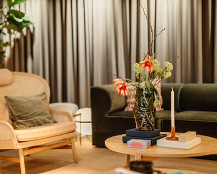 Yta för avkoppling med fåtölj, soffa och soffbord.