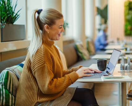 Person sitter vid en laptop