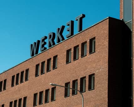 Fasadbild med Werket-skylt på taket