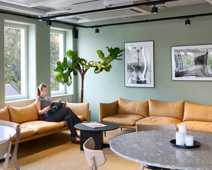 En person läser i lounge