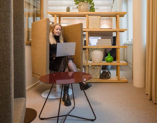 Person i litet kontor