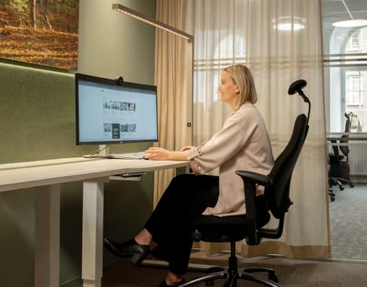 Person i eget kontorsrum