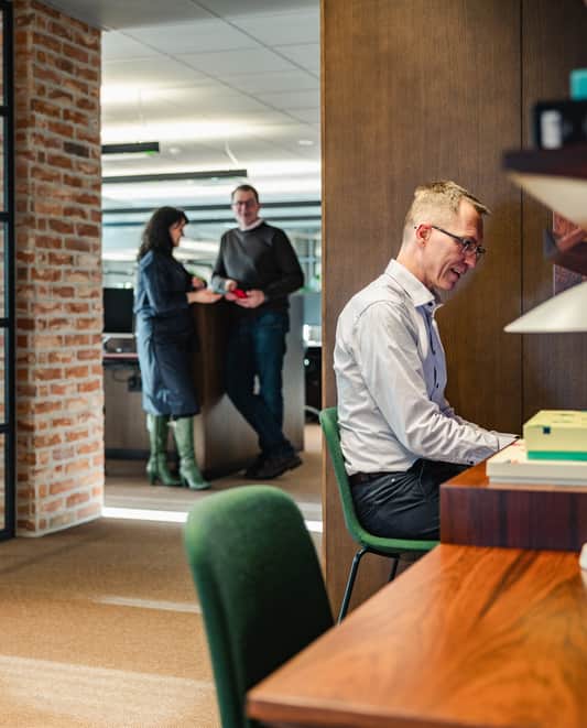 Två personer står och pratar.