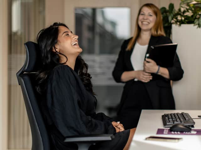 Två personer tittar på en laptop