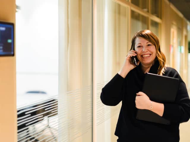 Person som går och pratar i telefon.