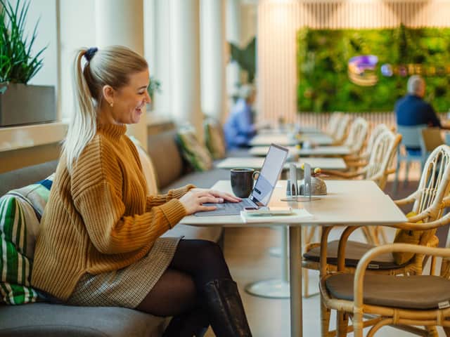 Kvinna som jobbar vid ett bord