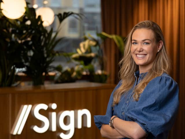 Evelina som jobbar som servicemanager, klädd i kortärmad jeansskjorta