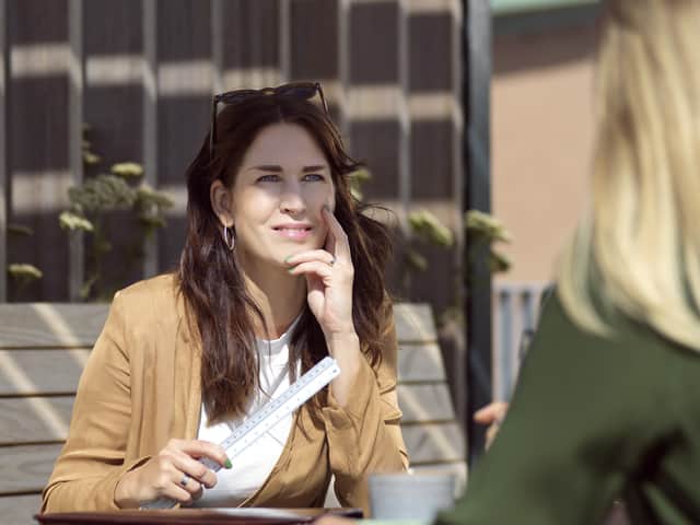 Två personer som har ett möte utomhus.