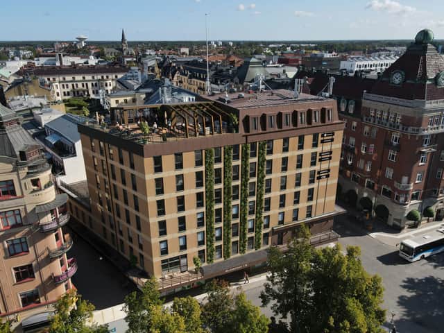 Visionsbild över den nyrenoverade fasaden med ny takterass på befintligt hus på Olaigatan 13