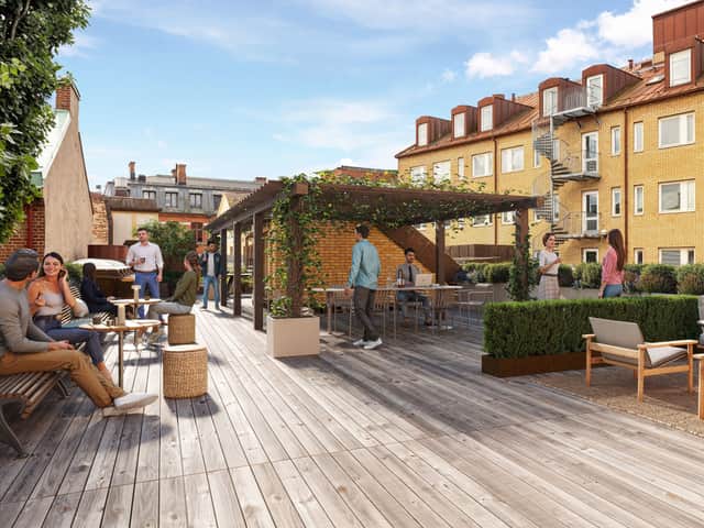 Personer sitter på en takterrass.