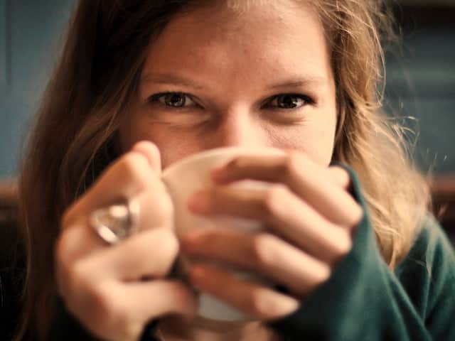 tjej som dricker kaffe