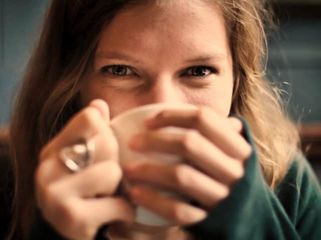 Personer som sitter vid bord i bistron.