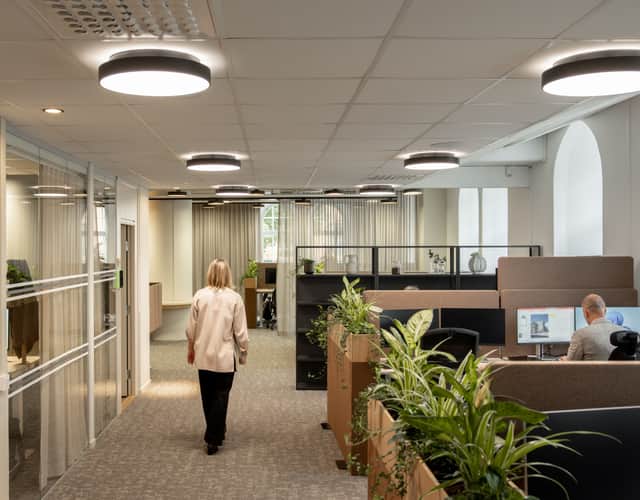 Ett öppet kontorslandskap