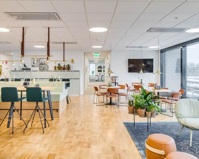 Pausrum med stolar och bord.