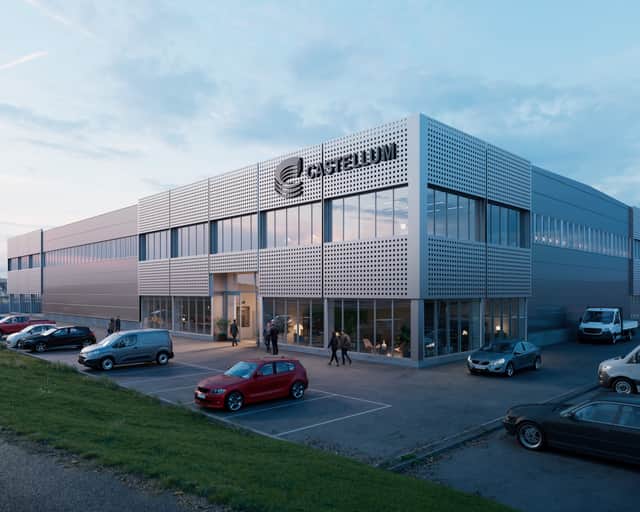 En byggnad med bilar parkerade framför.