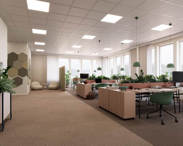 Ett rum med många bord och stolar.