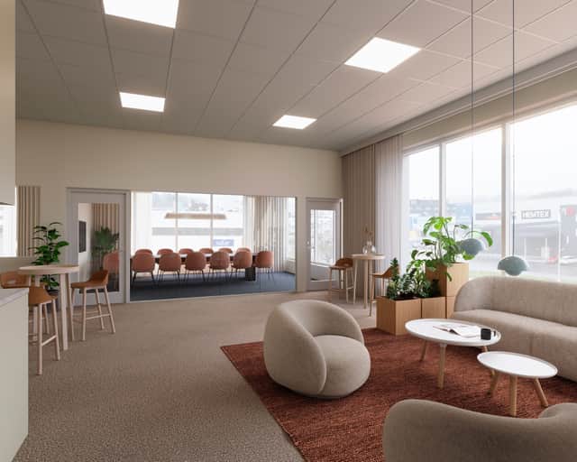 Ett vardagsrum fyllt med möbler och ett stort fönster.