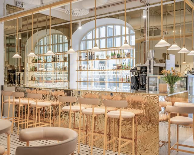 Innergård med gula sittmöbler och padelbana.