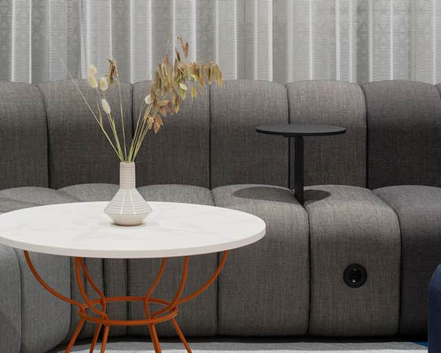 Detaljbild från soffgrupp.