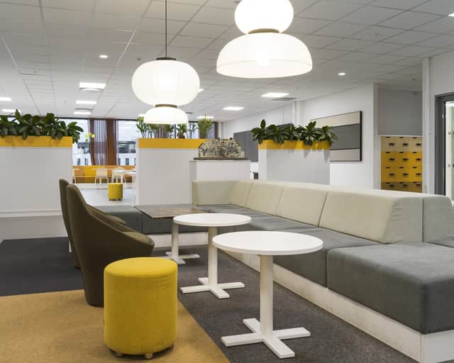 Kontorsmiljö med gula och grå detaljer.